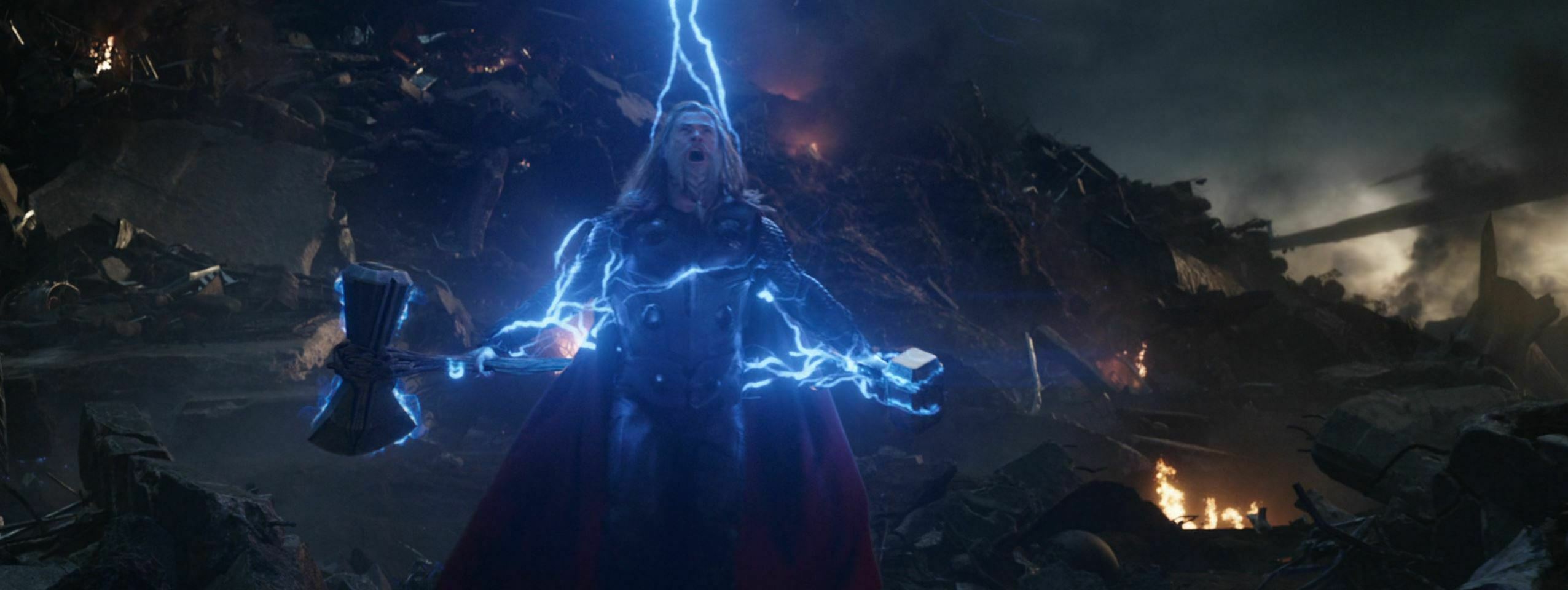 Thor con el Stormbreaker y Mjolnir